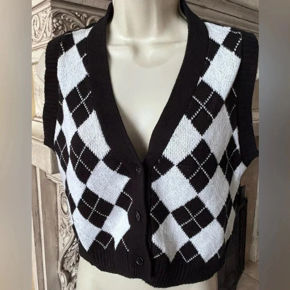 Forever 21 Black And White Sleeveless Button Down Cardigan Sweater